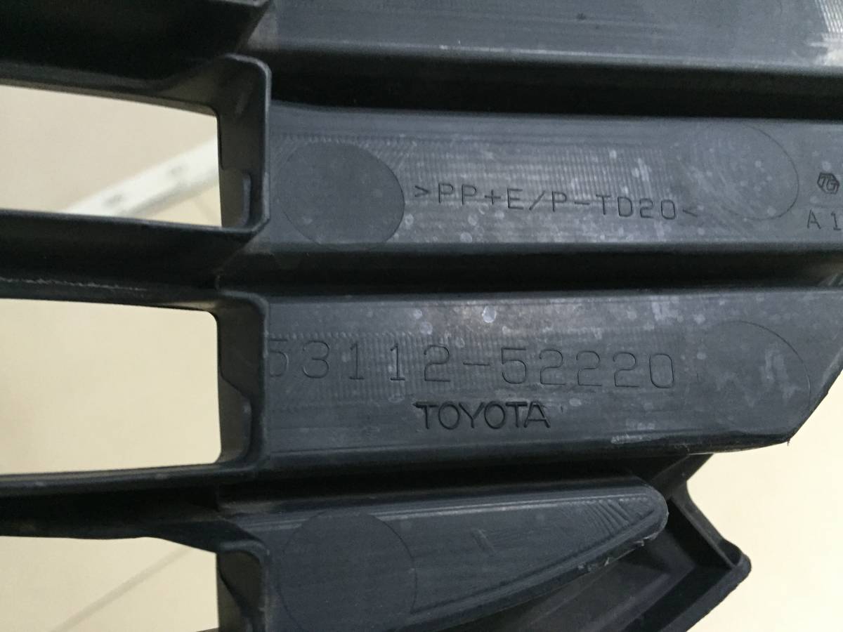 Решетка в бампер центральная Toyota Ractis (P120) 2010>