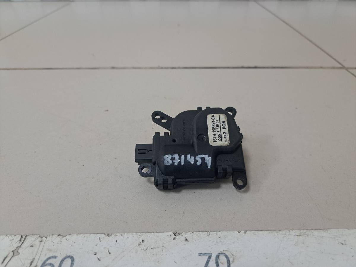 Моторчик заслонки печки Ford Fusion (JU) 2002-2012 Моторчик заслонки печки Ford Fusion (JU) 2002-2012