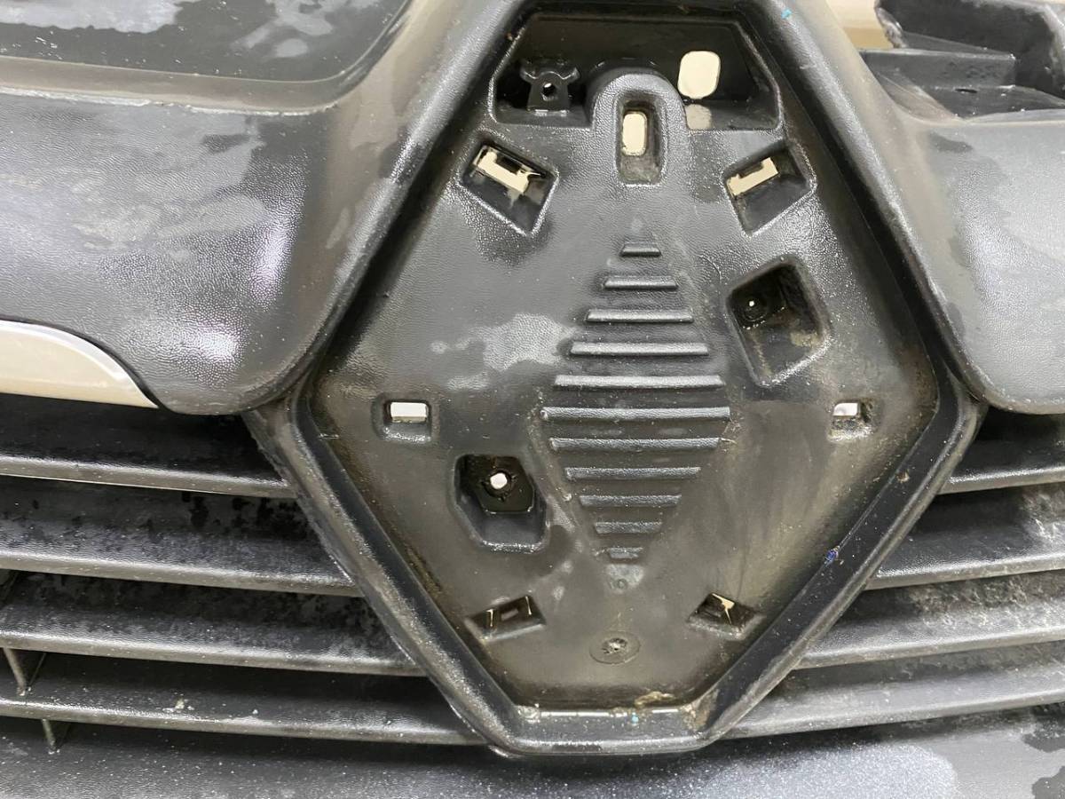 Решетка радиатора Renault Sandero 2014>