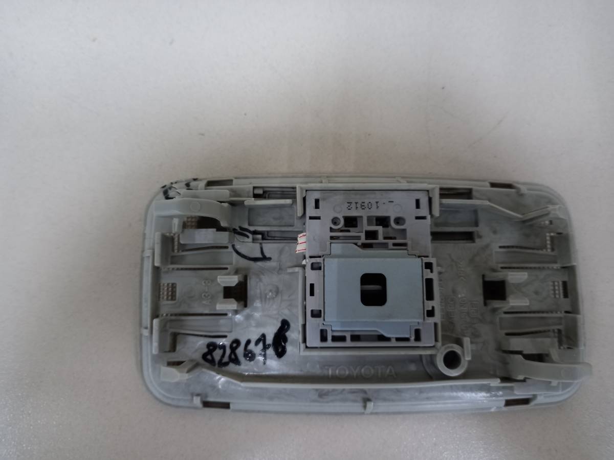 Плафон салонный Toyota Corolla E150 2006-2013 Плафон салонный Toyota Corolla E150 2006-2013