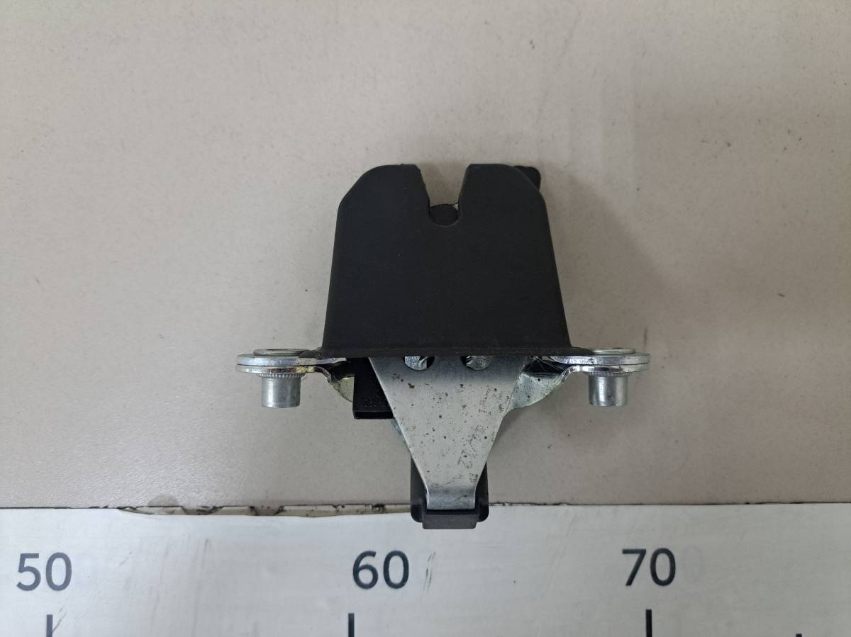Замок багажника Skoda Octavia (A5 1Z-) 2004-2013 Замок багажника Skoda Octavia (A5 1Z-) 2004-2013