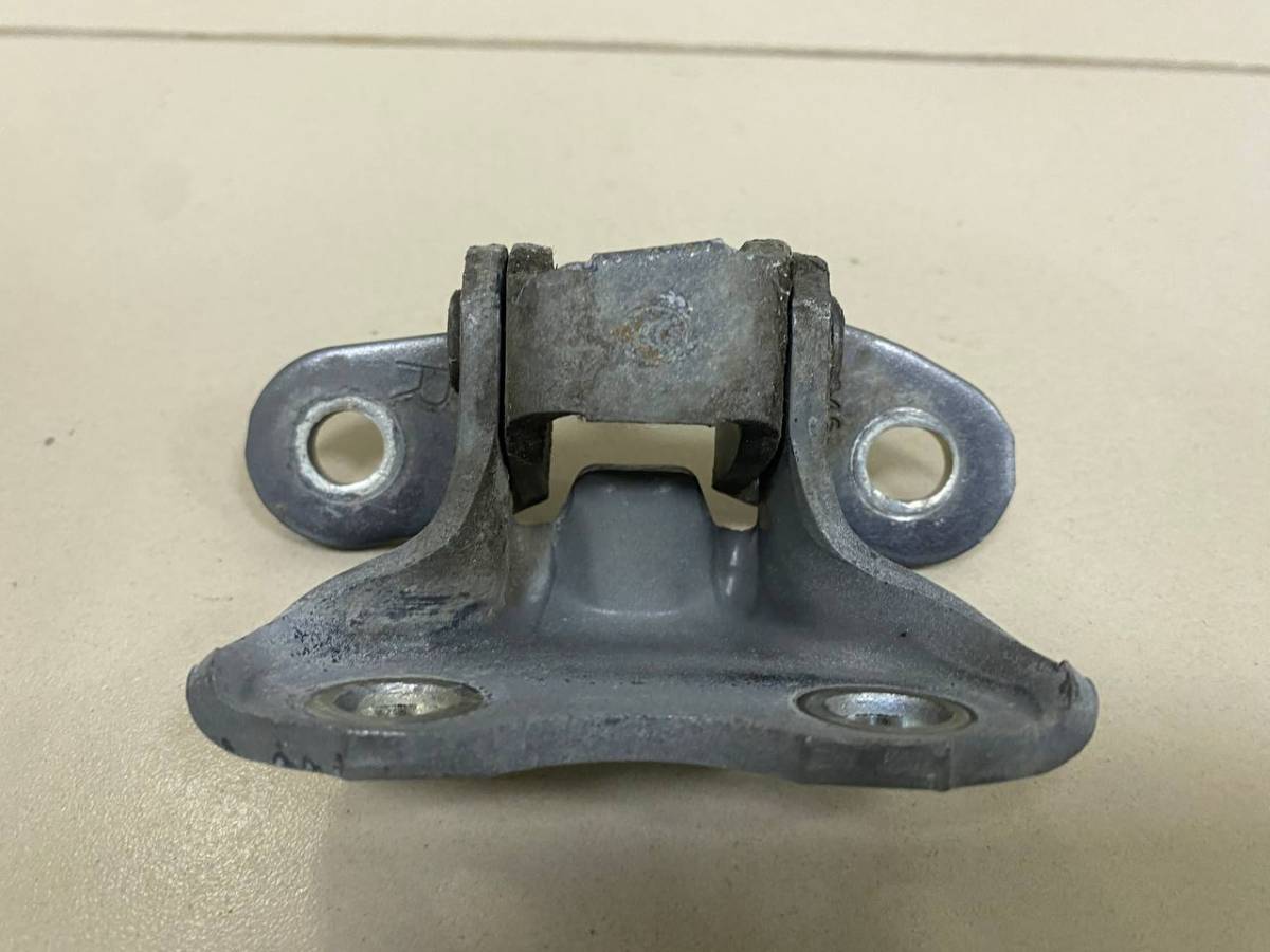 Петля двери передней правой нижняя Toyota Auris (E150) 2006-2012 Петля двери передней правой нижняя Toyota Auris (E150) 2006-2012