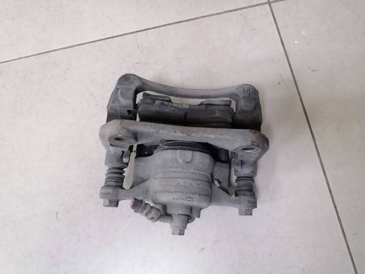 Суппорт передний правый Mazda Demio DE 2007-2011