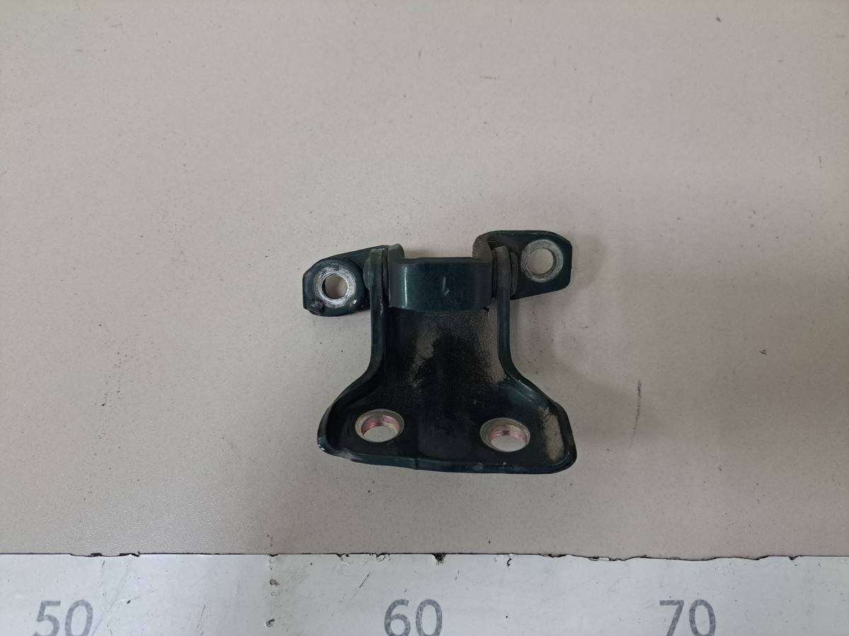 Петля двери Mitsubishi L200 (K6,K7) 1996-2006 Петля двери Mitsubishi L200 (K6,K7) 1996-2006