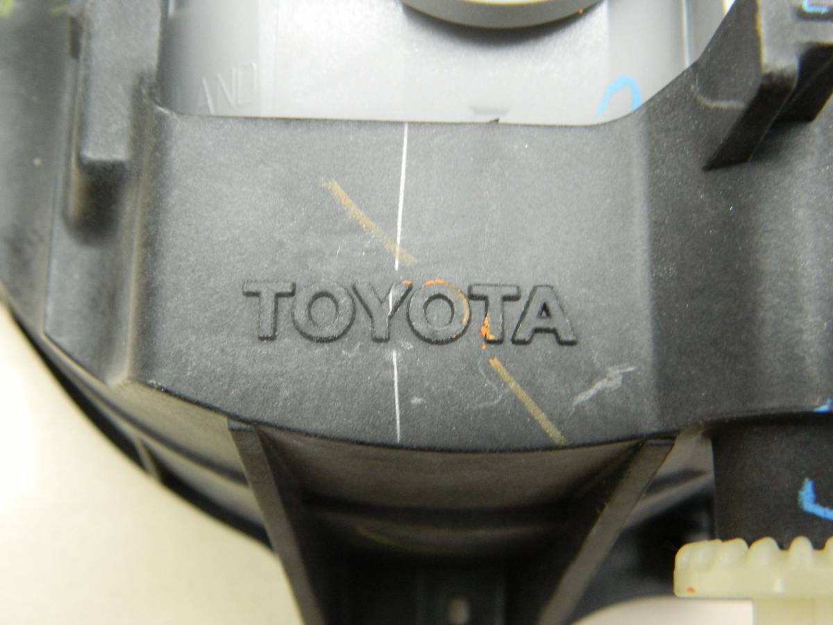 Фара противотуманная левая Toyota Hilux 2004-2015