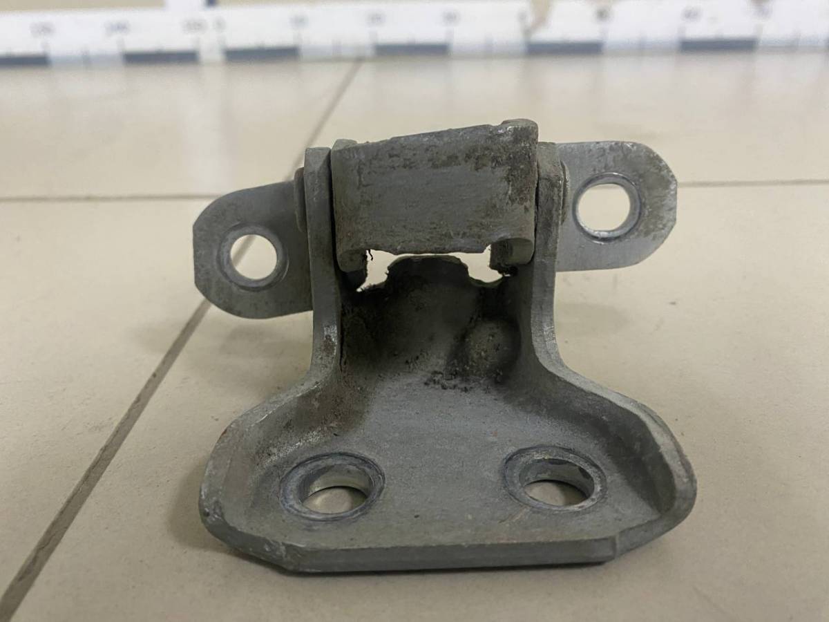 Петля двери передней правой нижняя Toyota Camry (XV30) 2001-2006