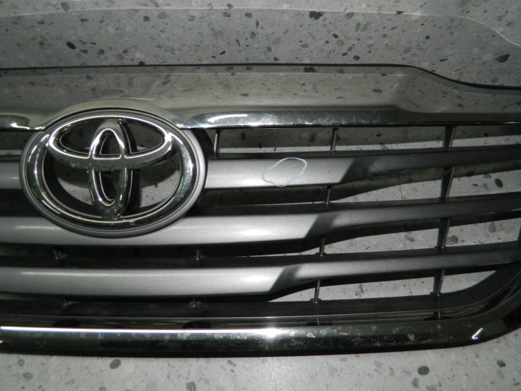 Решетка радиатора Toyota Hilux 2004-2015