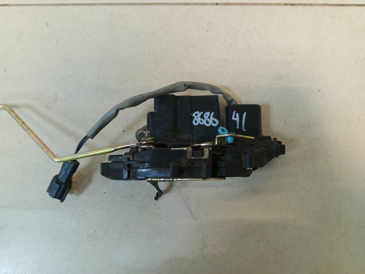 Замок двери передней правой Kia Spectra 2001-2011
