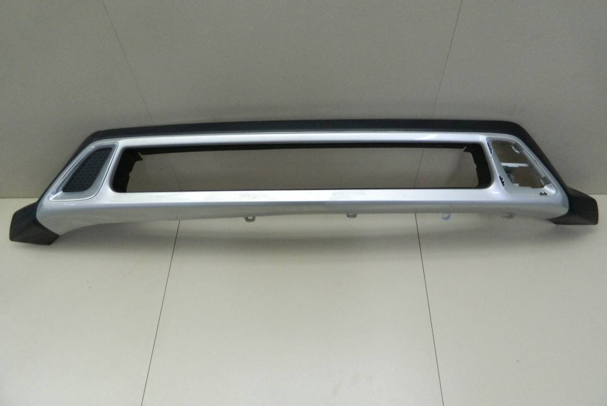 Накладка переднего бампера центральная Mitsubishi Outlander (GF) 2012>