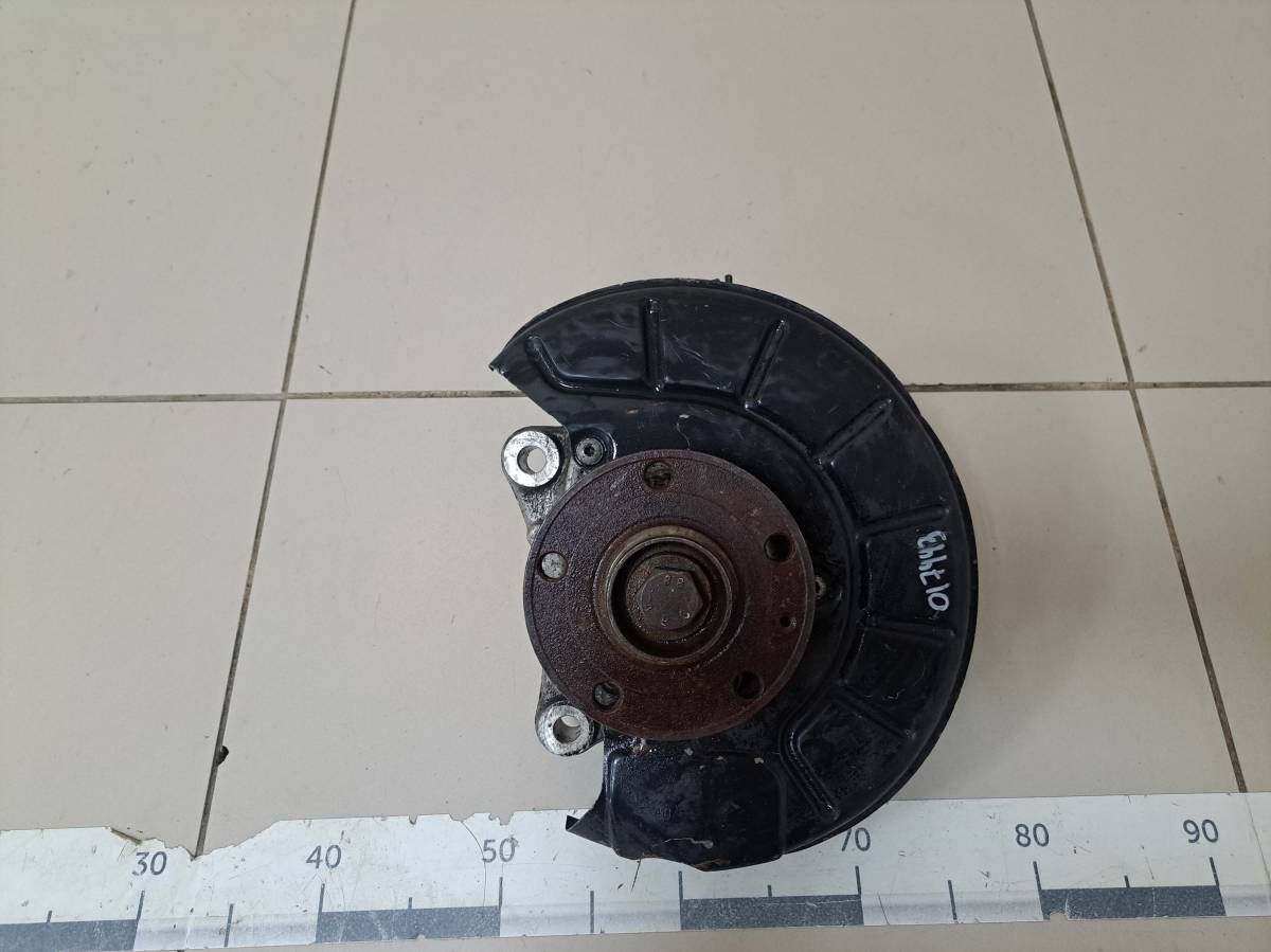 Кулак поворотный передний левый Volkswagen Passat B6 2005-2010