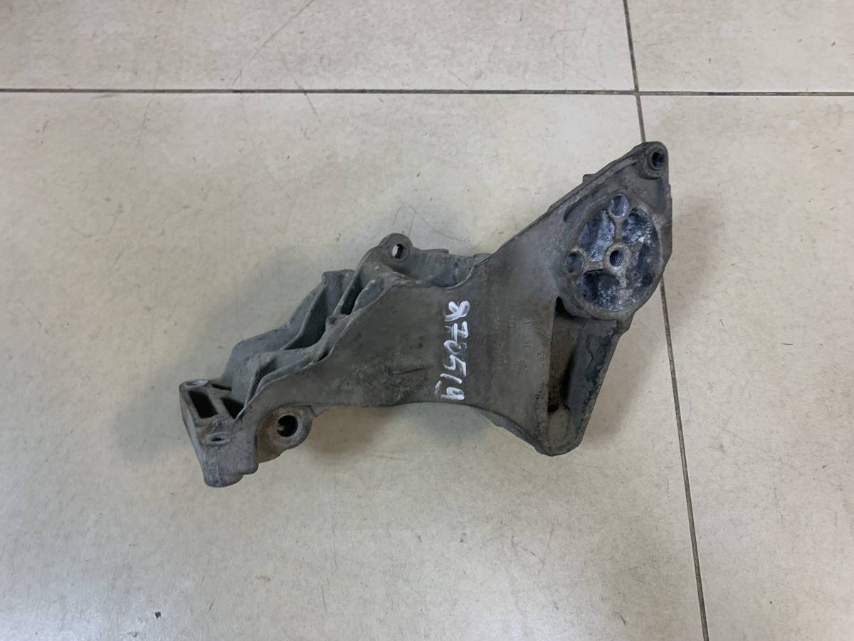 Кронштейн генератора Land Rover Discovery 3 2004-2009