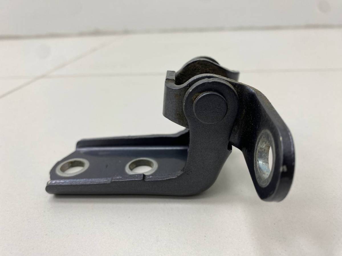 Петля двери задней правой нижняя Toyota Avensis (T250) 2003-2009