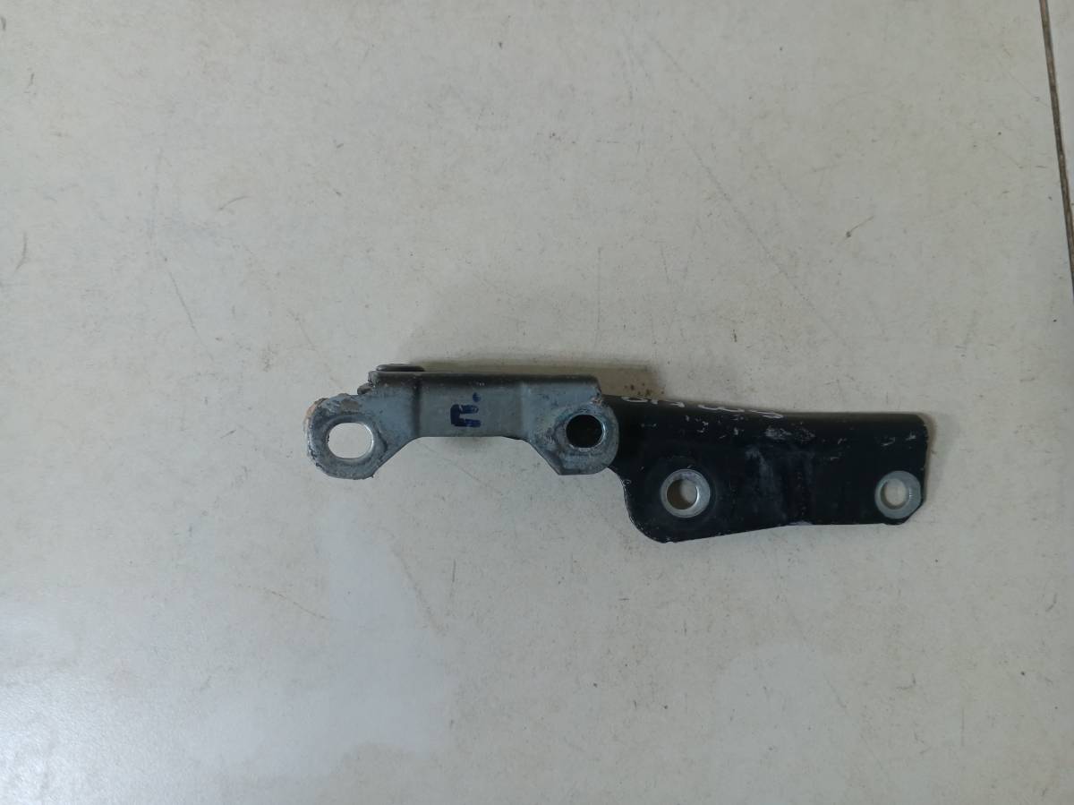 Петля капота правая Mitsubishi L200 (KB) 2006-2016