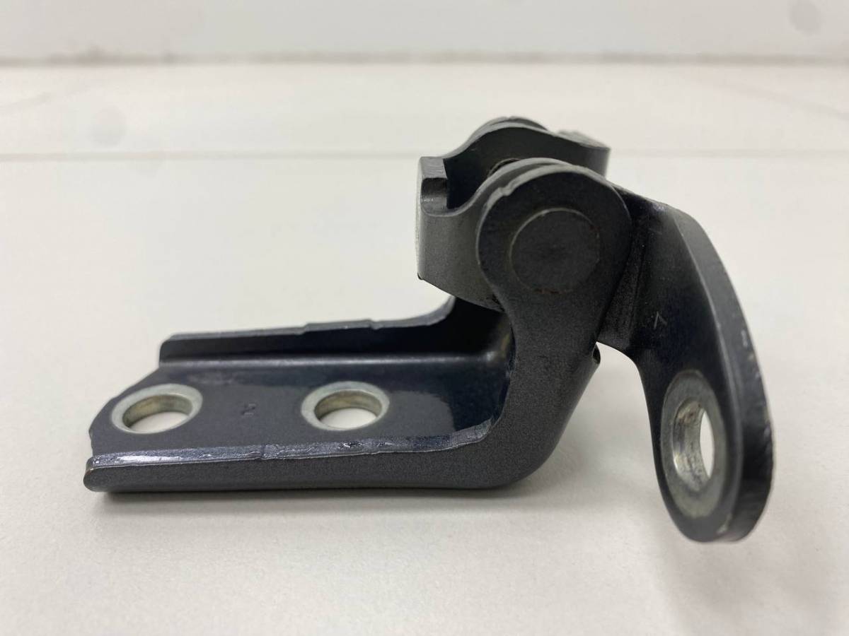 Петля двери задней левой нижняя Toyota Avensis (T250) 2003-2009