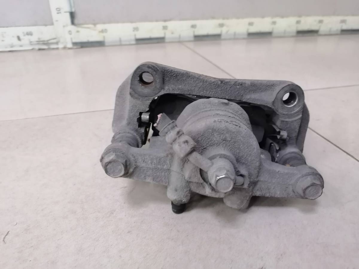 Суппорт передний правый Mazda Demio DE 2007-2011