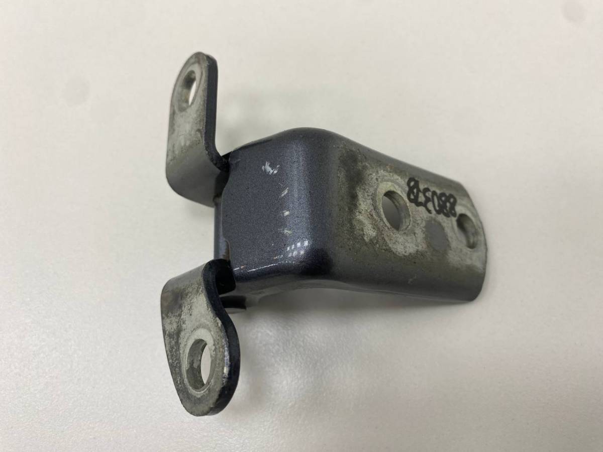 Петля двери задней левой нижняя Toyota Avensis (T250) 2003-2009