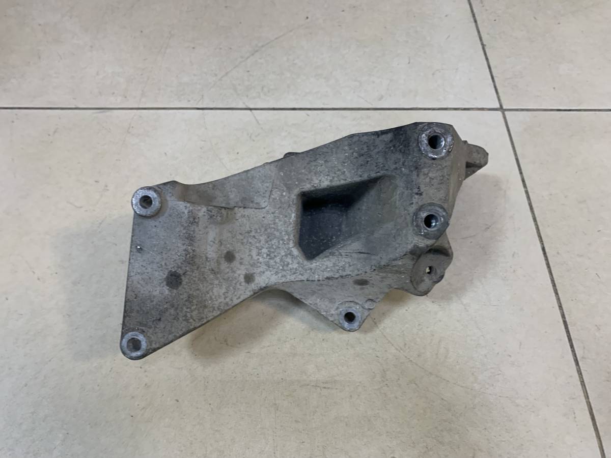 Кронштейн генератора Land Rover Discovery 3 2004-2009