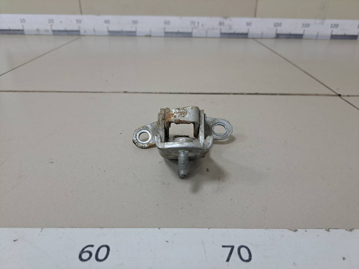 Петля двери задней правой нижняя Toyota Carina (T210) 1996-2001 Петля двери задней правой нижняя Toyota Carina (T210) 1996-2001