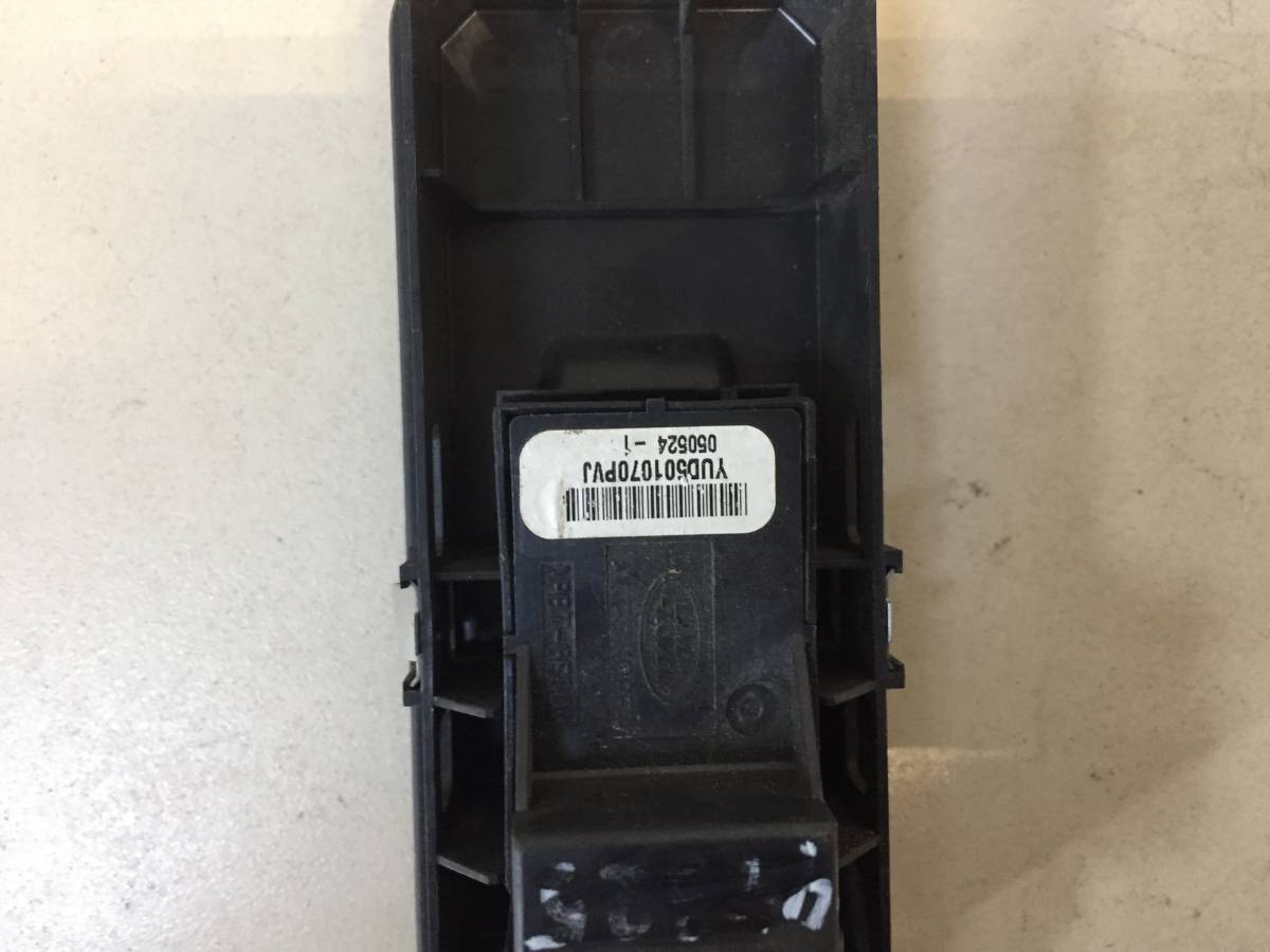 Кнопка стеклоподъемника Land Rover Discovery 3 2004-2009
