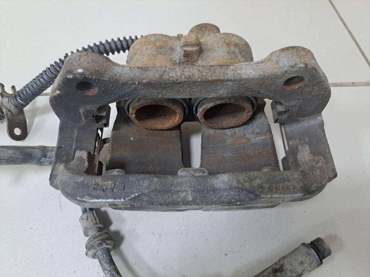 Суппорт передний правый Land Rover Discovery 3 2004-2009