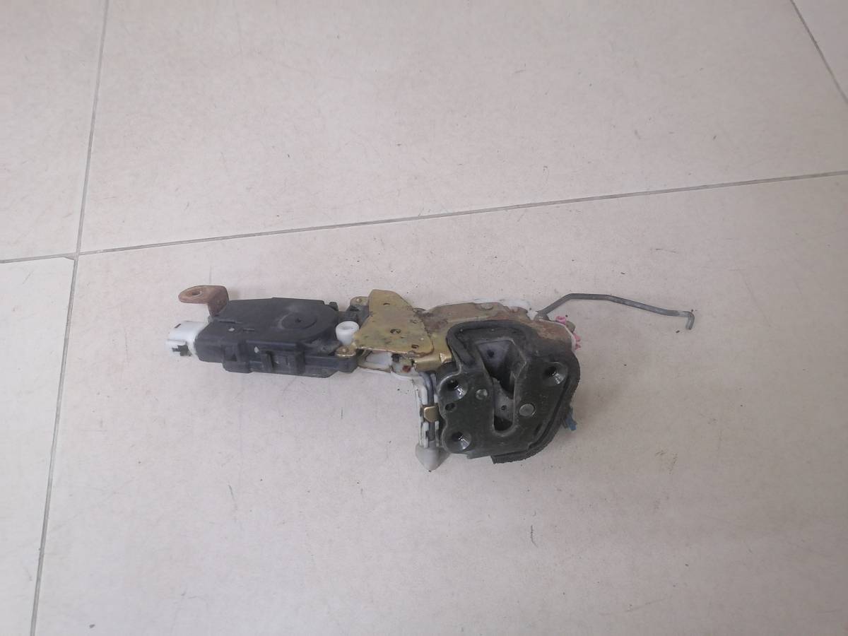 Замок двери передней правой Subaru Forester (S11) 2002-2007