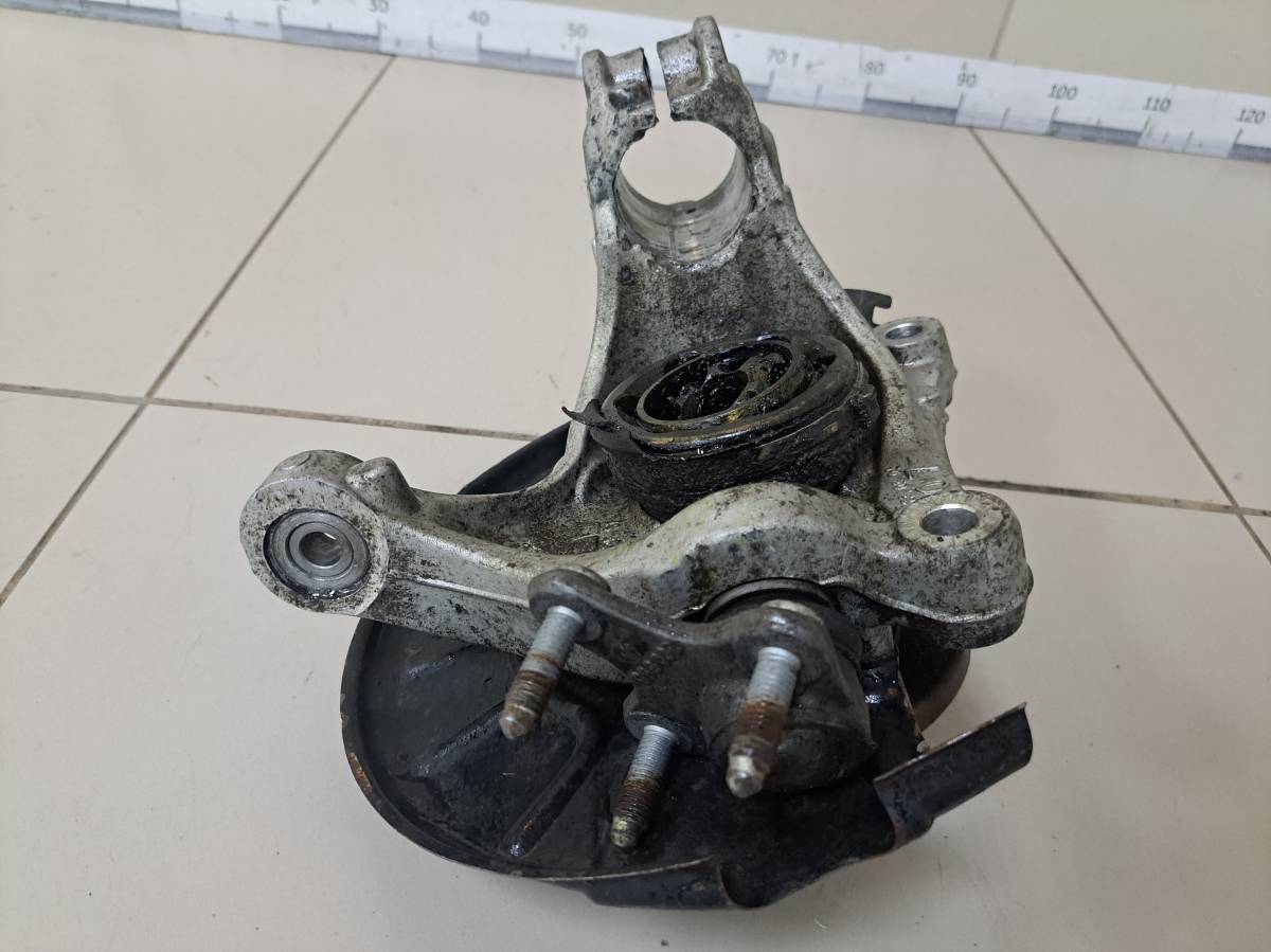 Кулак поворотный передний левый Volkswagen Passat B6 2005-2010