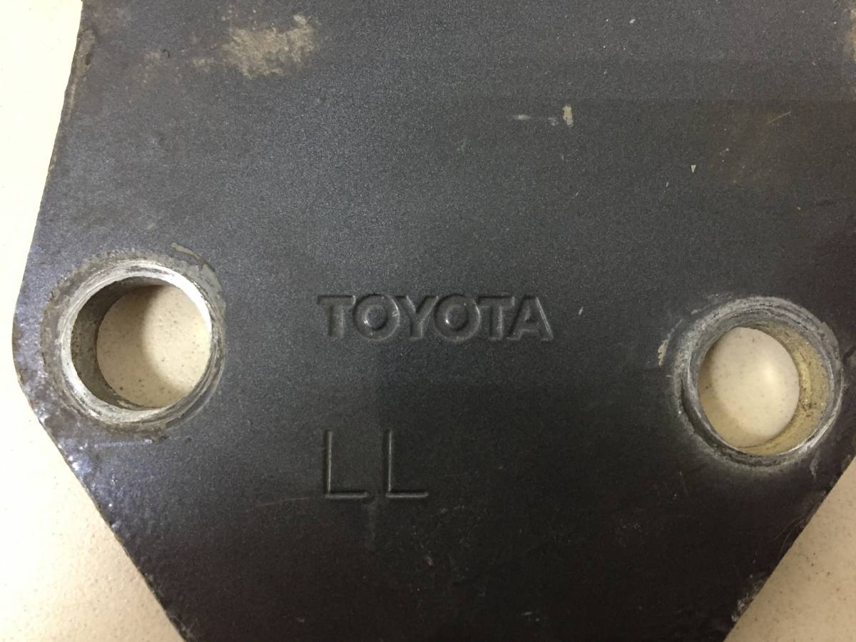 Петля двери багажника Toyota Land Cruiser (J100) 1998-2007
