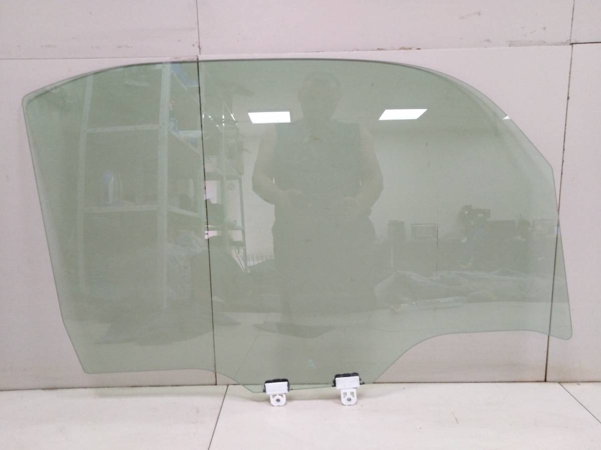 Стекло двери передней правой Nissan Cube (Z12) 2008-2019