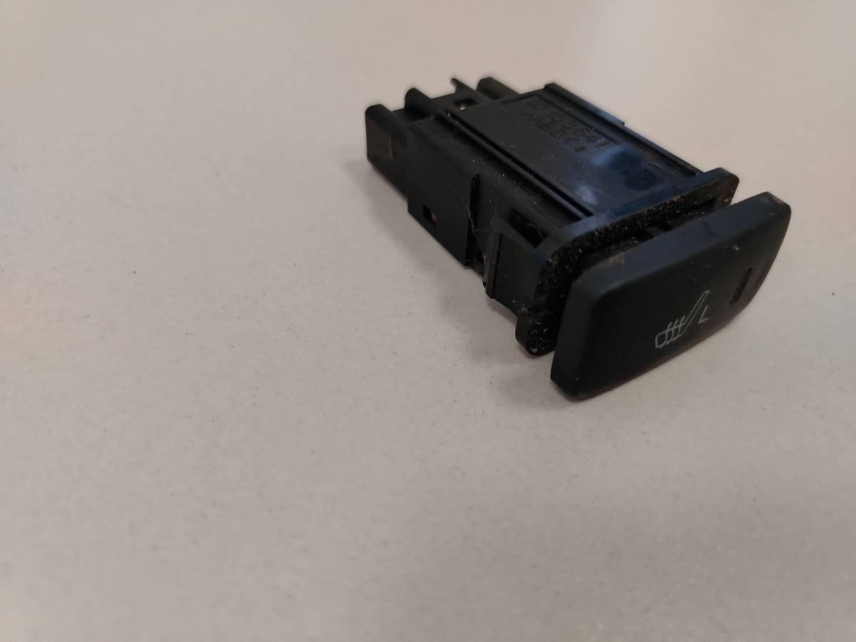 Кнопка обогрева сидений Toyota Camry (XV30) 2001-2006 Кнопка обогрева сидений Toyota Camry (XV30) 2001-2006