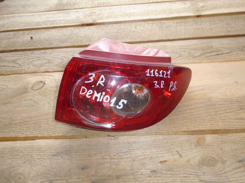 Фонарь задний наружный правый для Mazda Demio (DW) 1997-2002