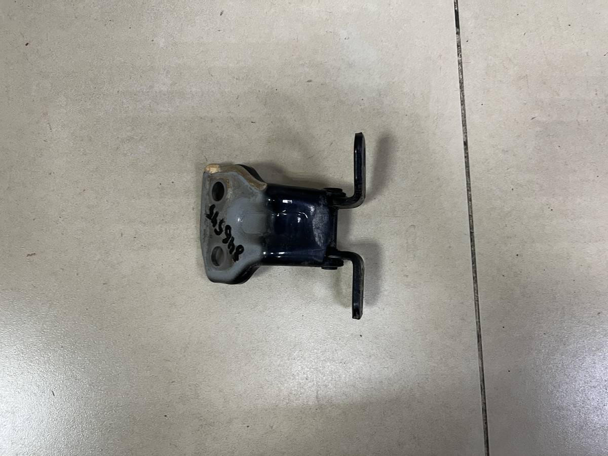 Петля двери задней правой верхняя Mazda BT-50 2006-2012