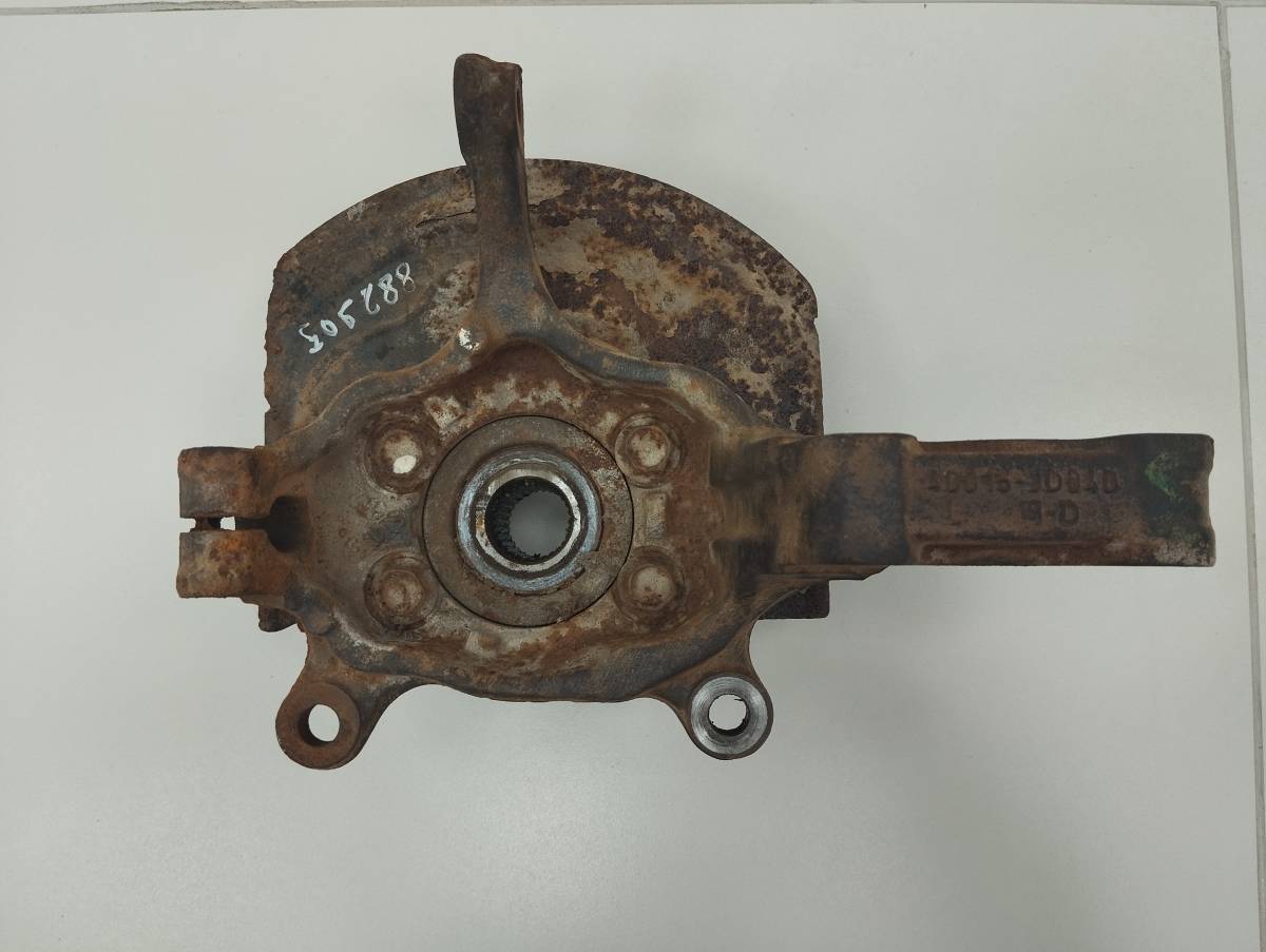 Кулак поворотный передний левый Nissan Qashqai (J10) 2006-2013