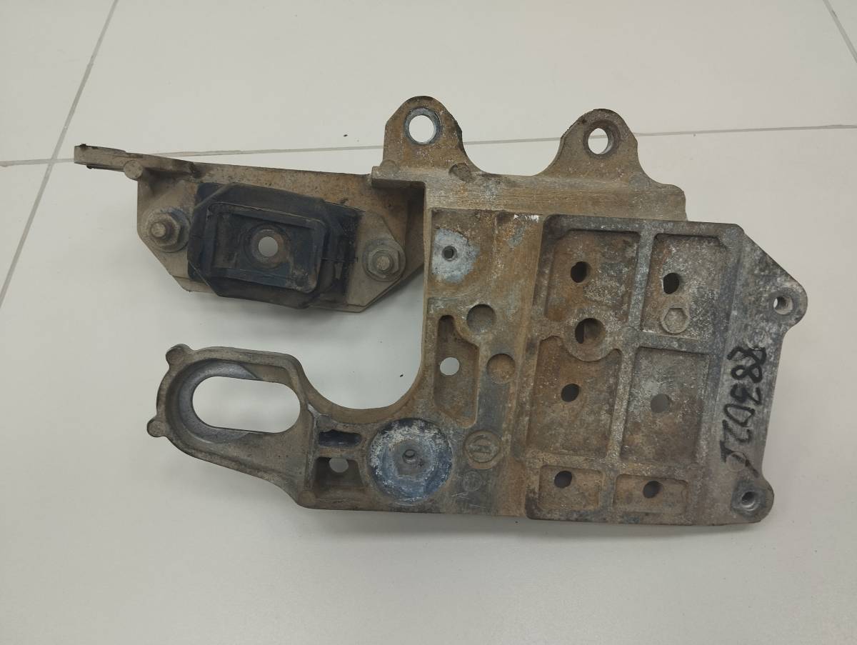 Кронштейн опоры КПП Nissan Qashqai (J10) 2006-2013