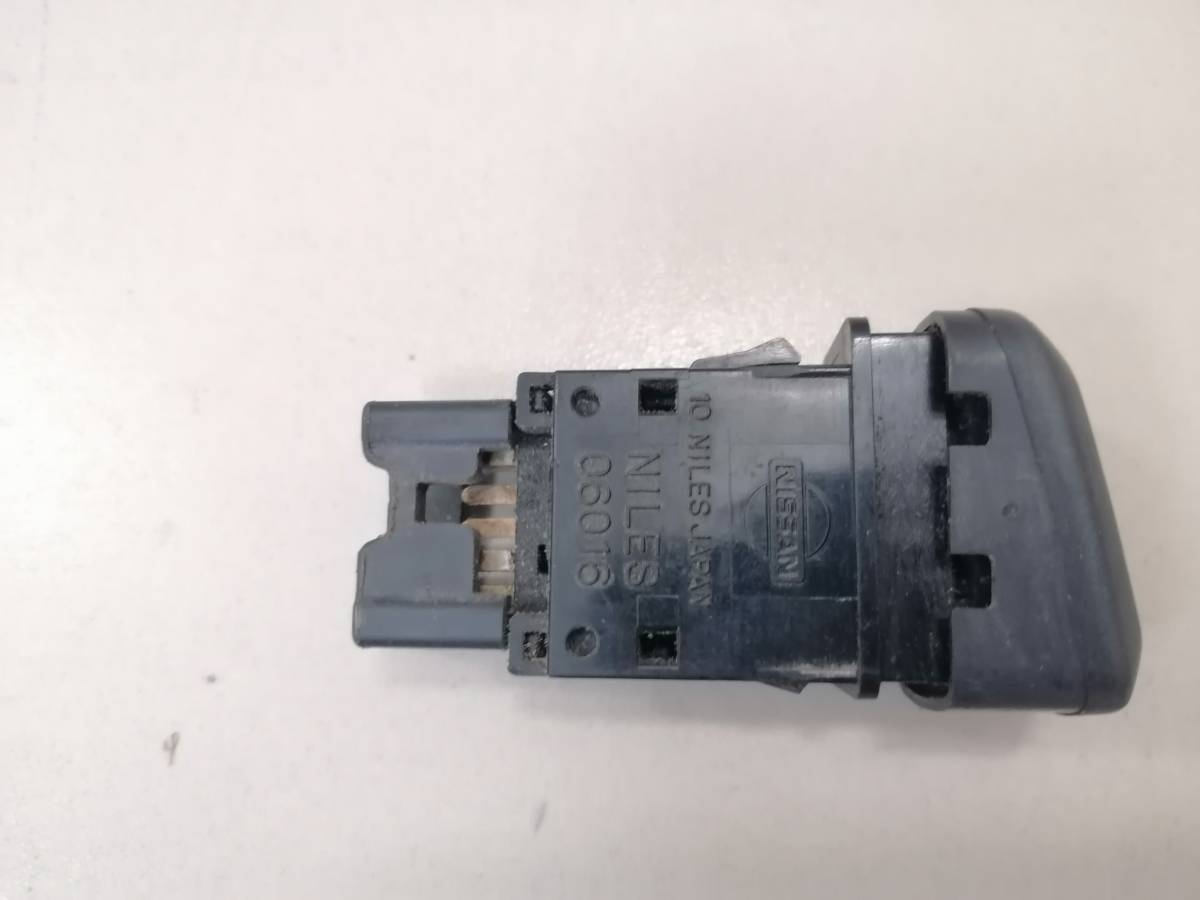 Кнопка аварийной сигнализации Nissan Almera (N16) 2000-2006