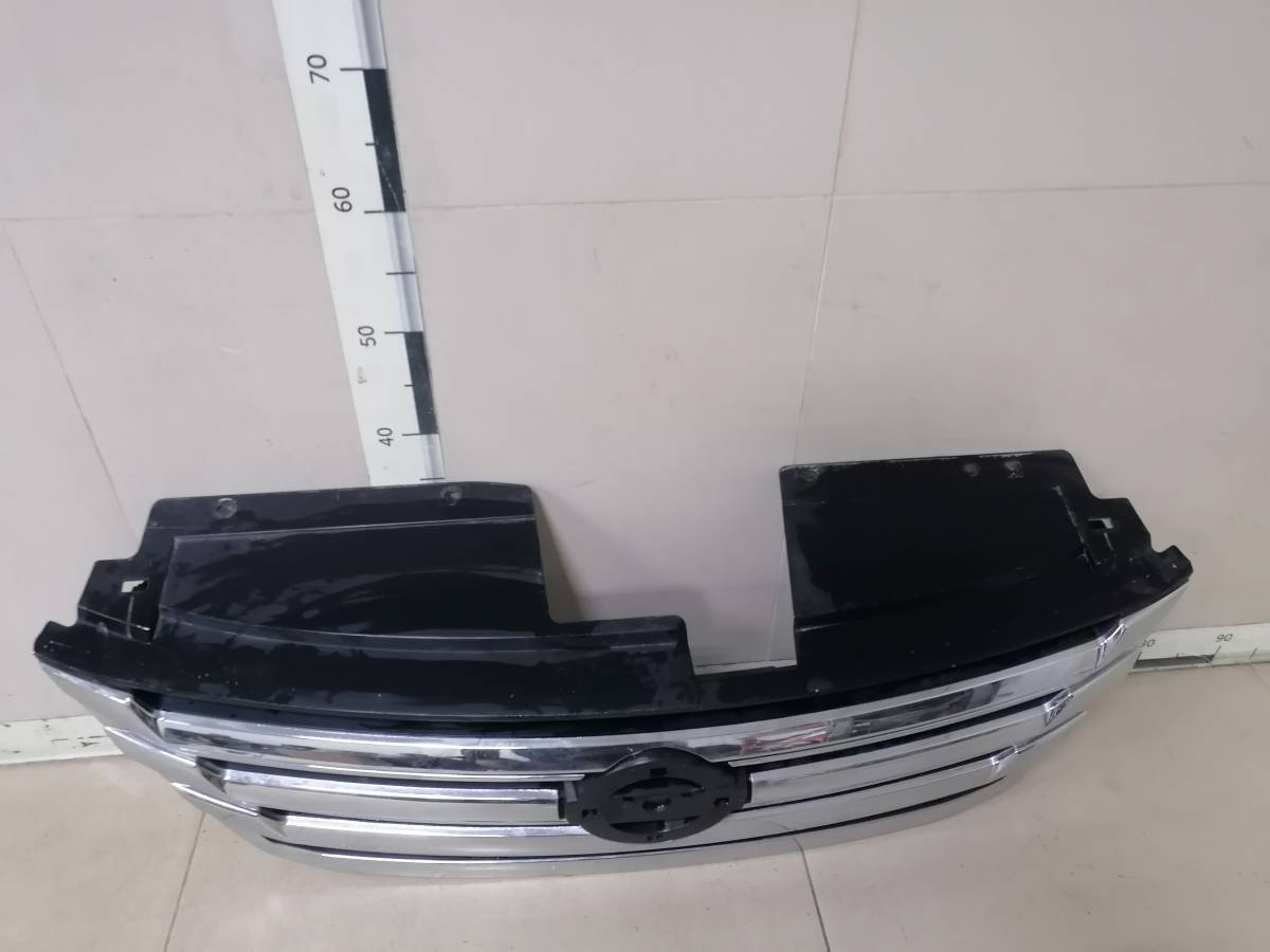 Решетка радиатора Nissan Serena 2013