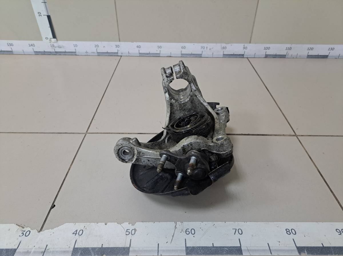 Кулак поворотный передний левый Volkswagen Passat B6 2005-2010