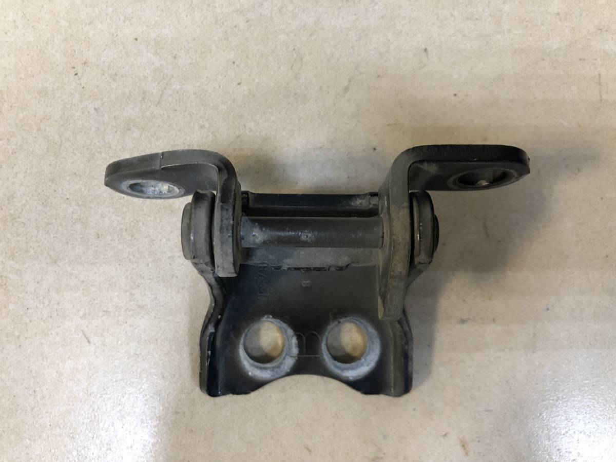 Петля двери передней правой нижняя Honda CR-V 2007-2012