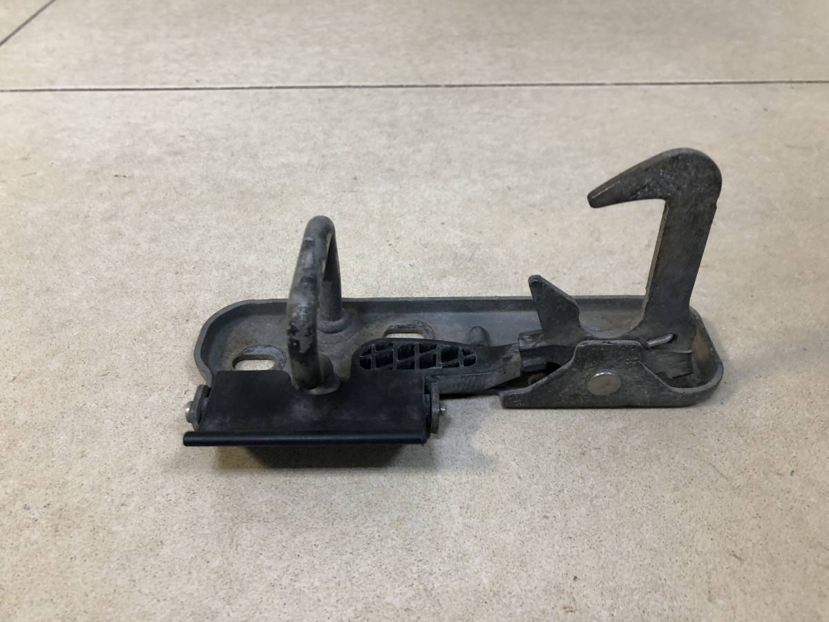 Крючок капота Volkswagen Jetta (1K) 2006-2011