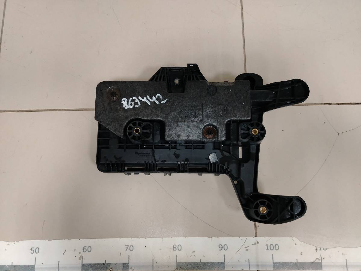 Крепление аккумулятора Volkswagen Passat B6 2005-2010