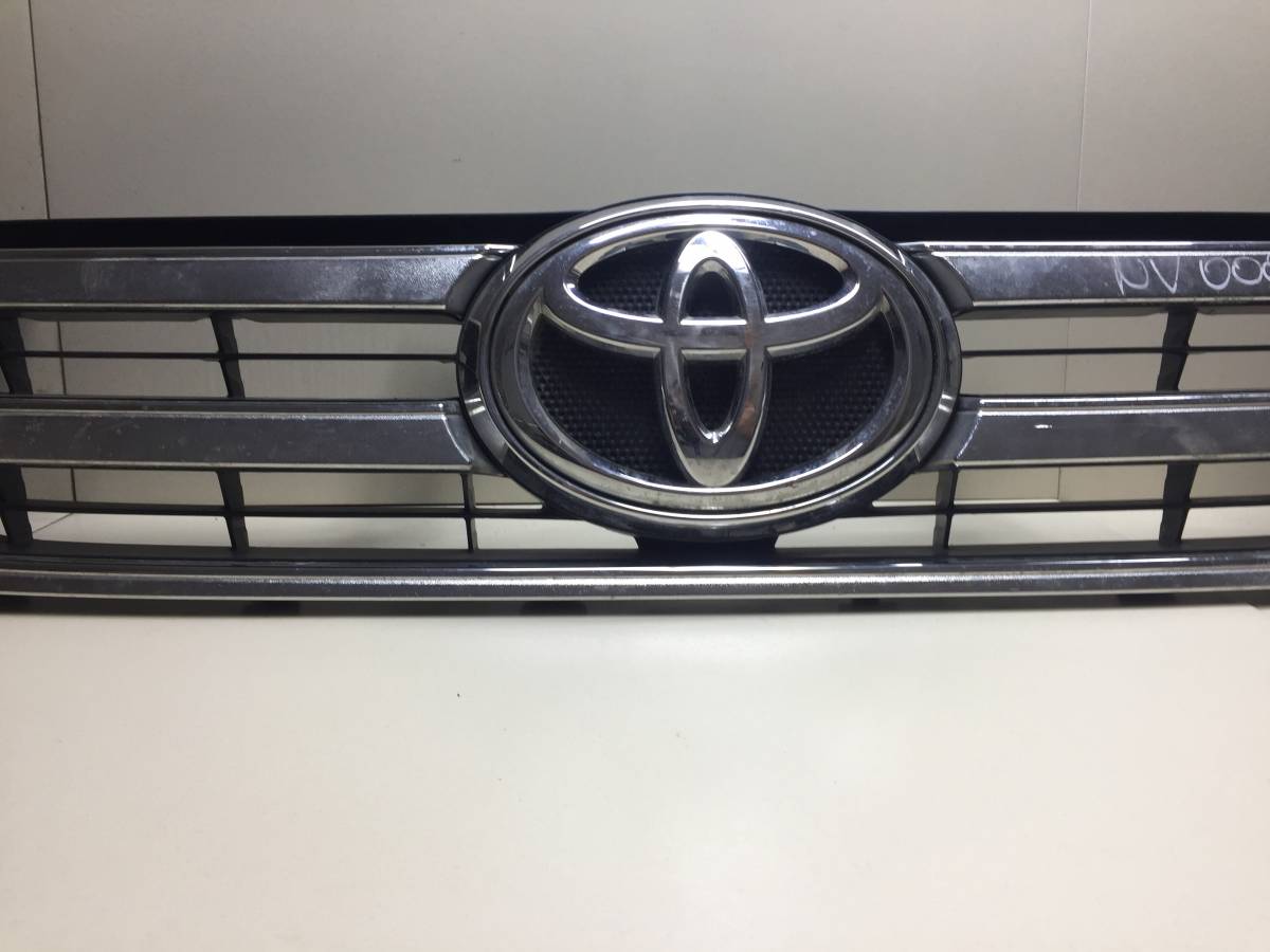 Решетка радиатора Toyota Hilux 2015>