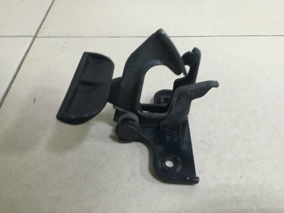 Крючок капота Mercedes-Benz ML-Class (W164) 2005-2011