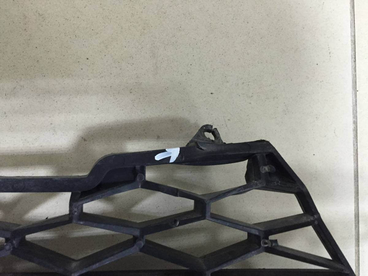 Решетка в бампер центральная Lada Vesta 2015>