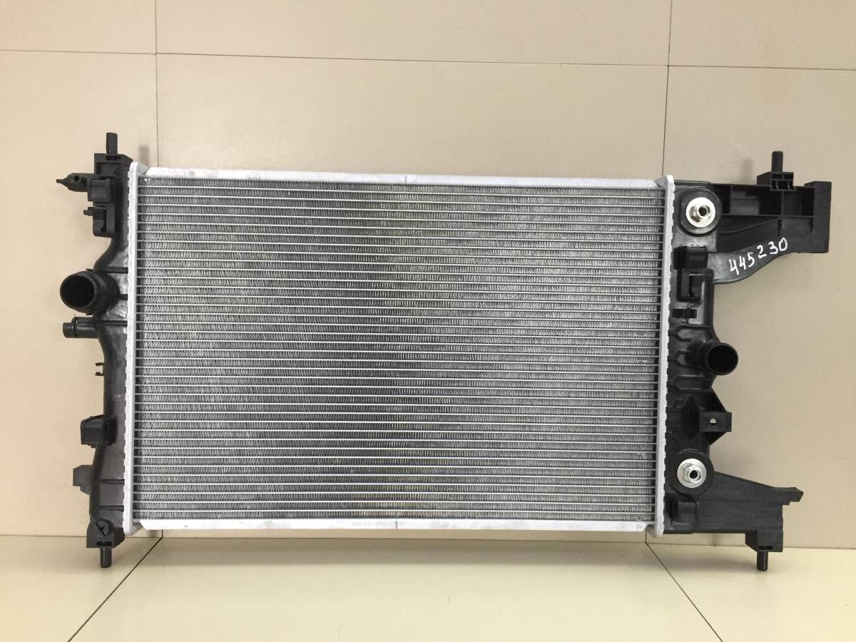 Радиатор охлаждения двигателя Opel Astra J 2010-2017