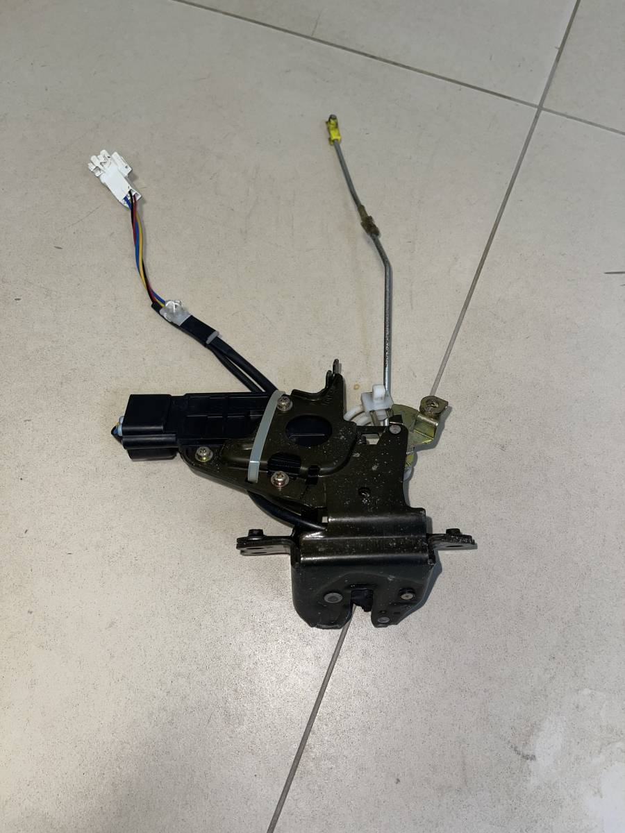 Замок багажника Toyota Noah (R60) 2001-2007