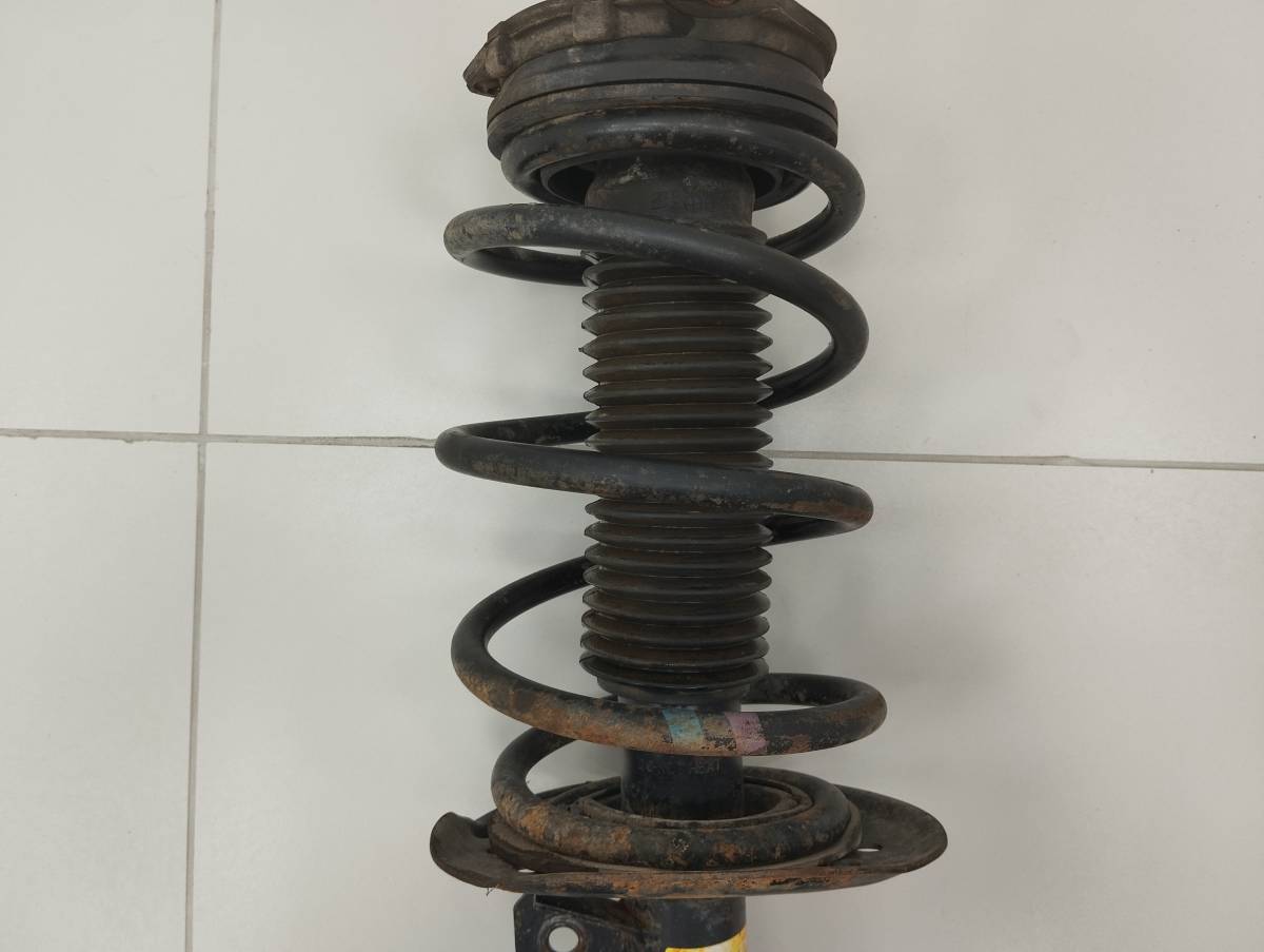 Амортизатор передний правый Nissan Qashqai (J10) 2006-2013