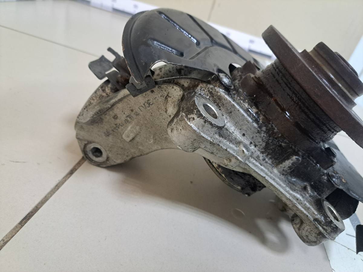 Кулак поворотный передний левый Volkswagen Passat B6 2005-2010