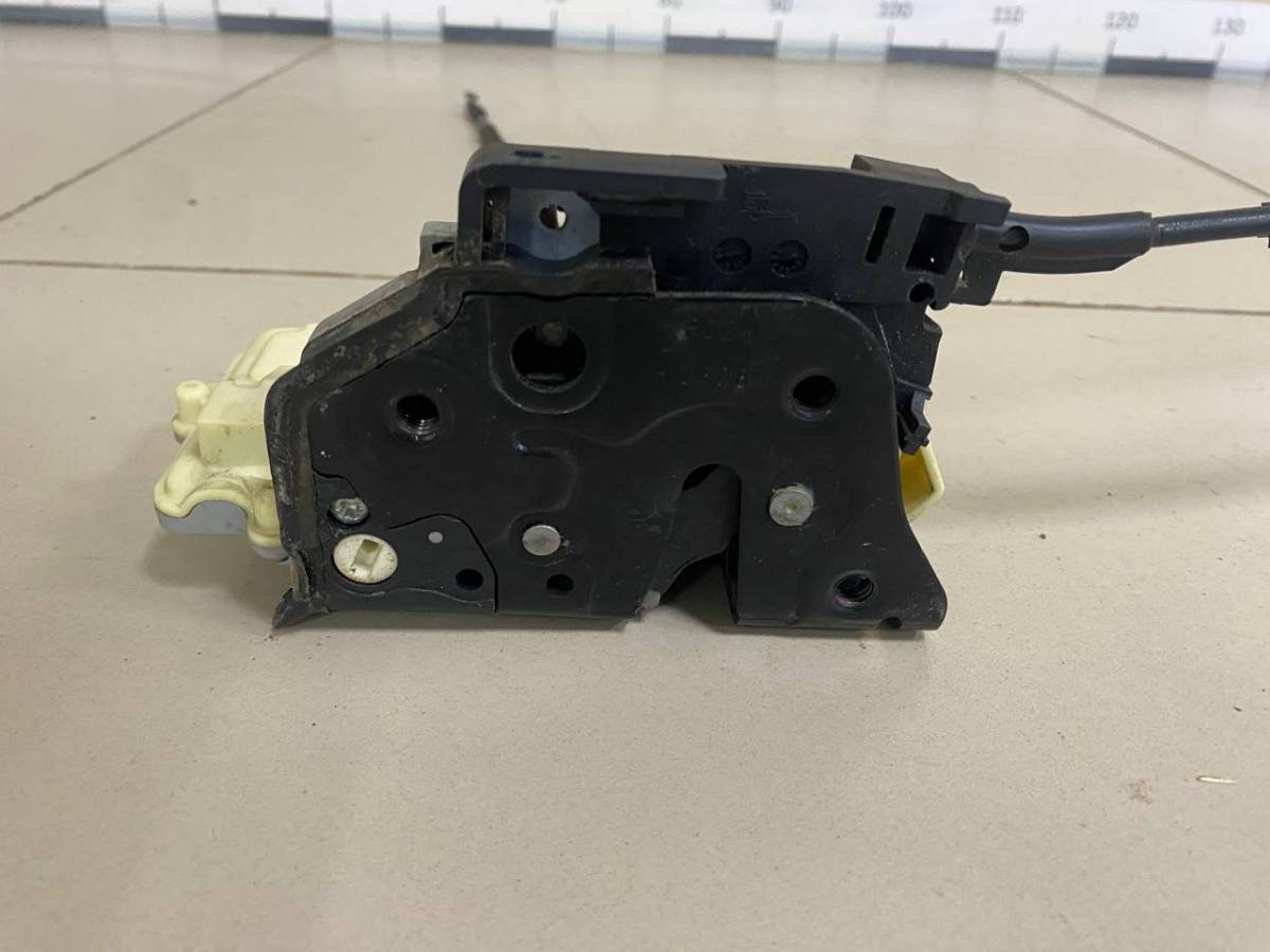 Замок двери задней правой Volkswagen Passat B6 2005-2010