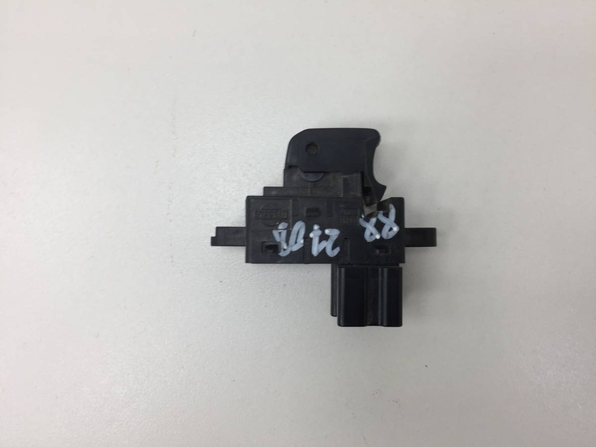 Кнопка стеклоподъемника Nissan Qashqai (J10) 2006-2013