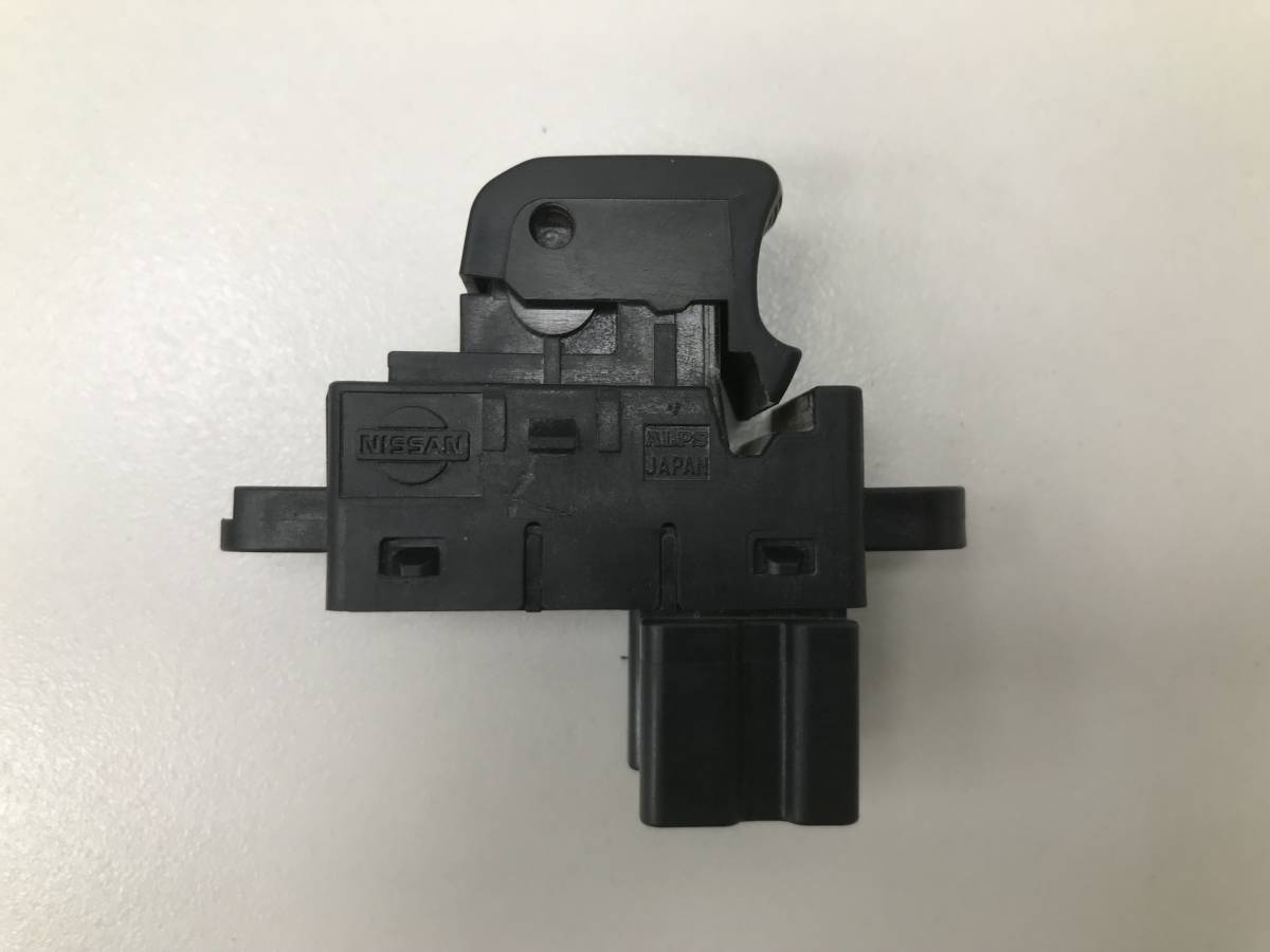 Кнопка стеклоподъемника Nissan Qashqai (J10) 2006-2013