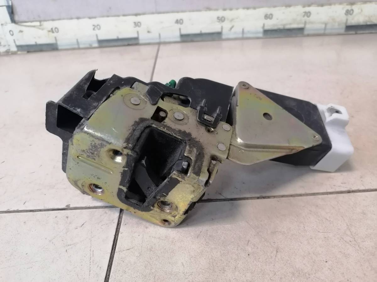 Замок двери передней левой Volvo V40 2001-2004